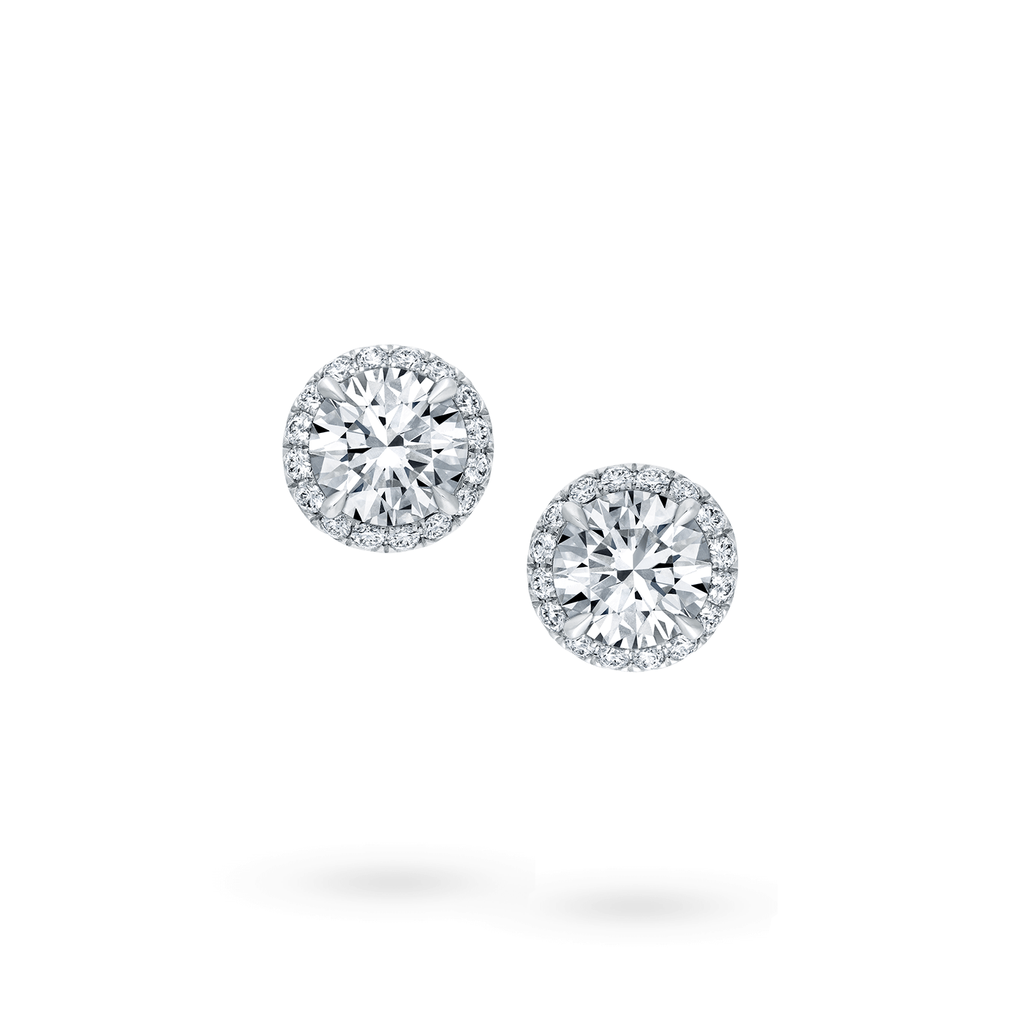 Vue de face de la Boucles d'oreilles en diamant taille brillant et micropavage