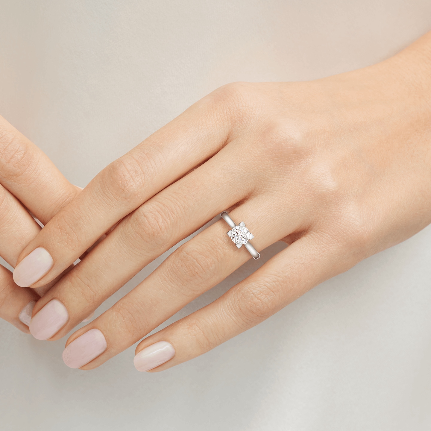 Bague de fiançailles HW Logo diamant taille brillant présentée sur un modèle 