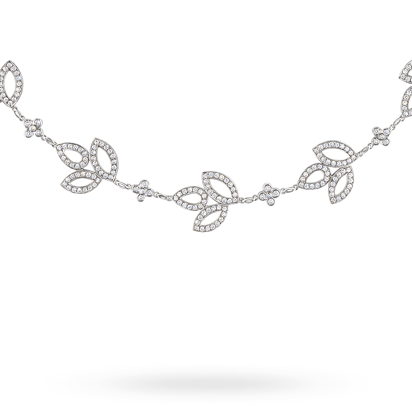 Vue rapprochée de Collier Lily Cluster en platine et diamant