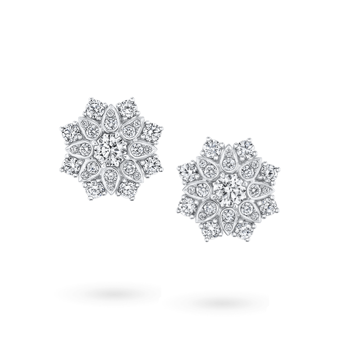 Vue de face de la Boucles d'oreilles Lotus Cluster en diamant, Small
