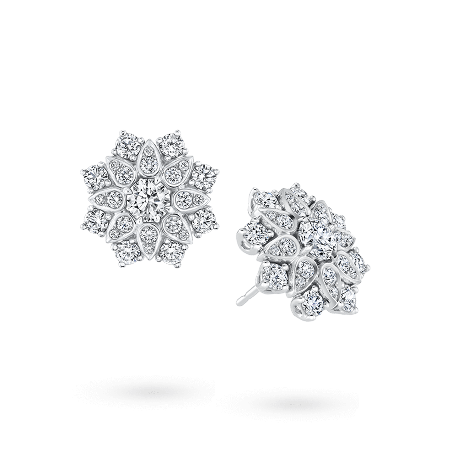 Vue en angle de la Boucles d'oreilles Lotus Cluster en diamant, Small