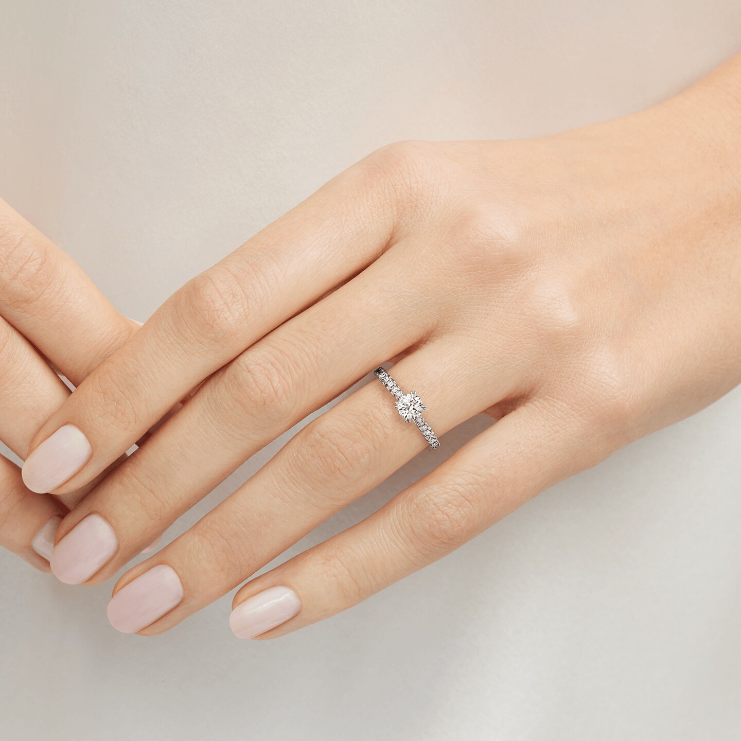 Bague de fiançailles Brilliant Love en diamant  présentée sur un modèle 