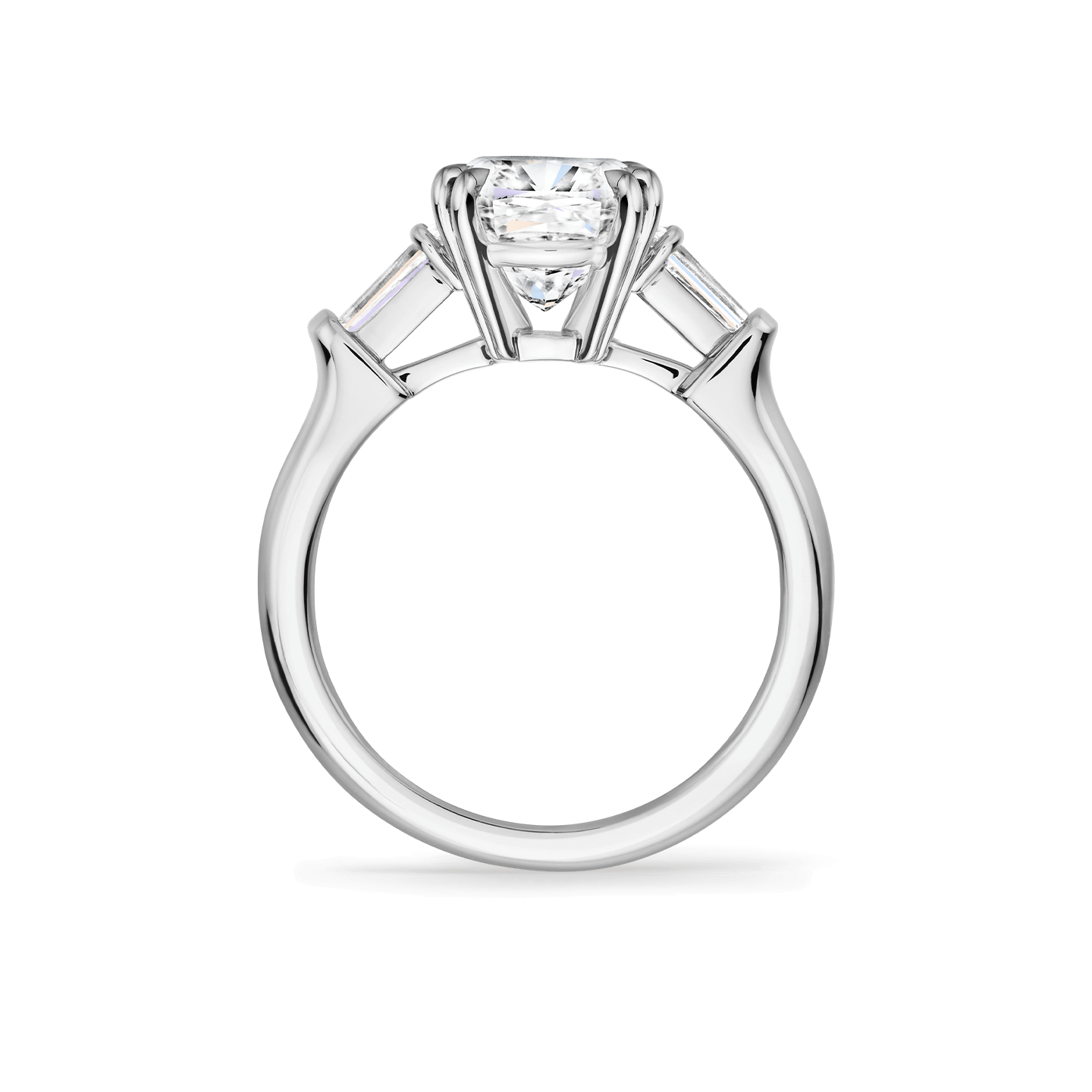Vue latérale de la Bague de fiançailles Classic Winston diamant taille coussin et diamants latéraux taille baguette
