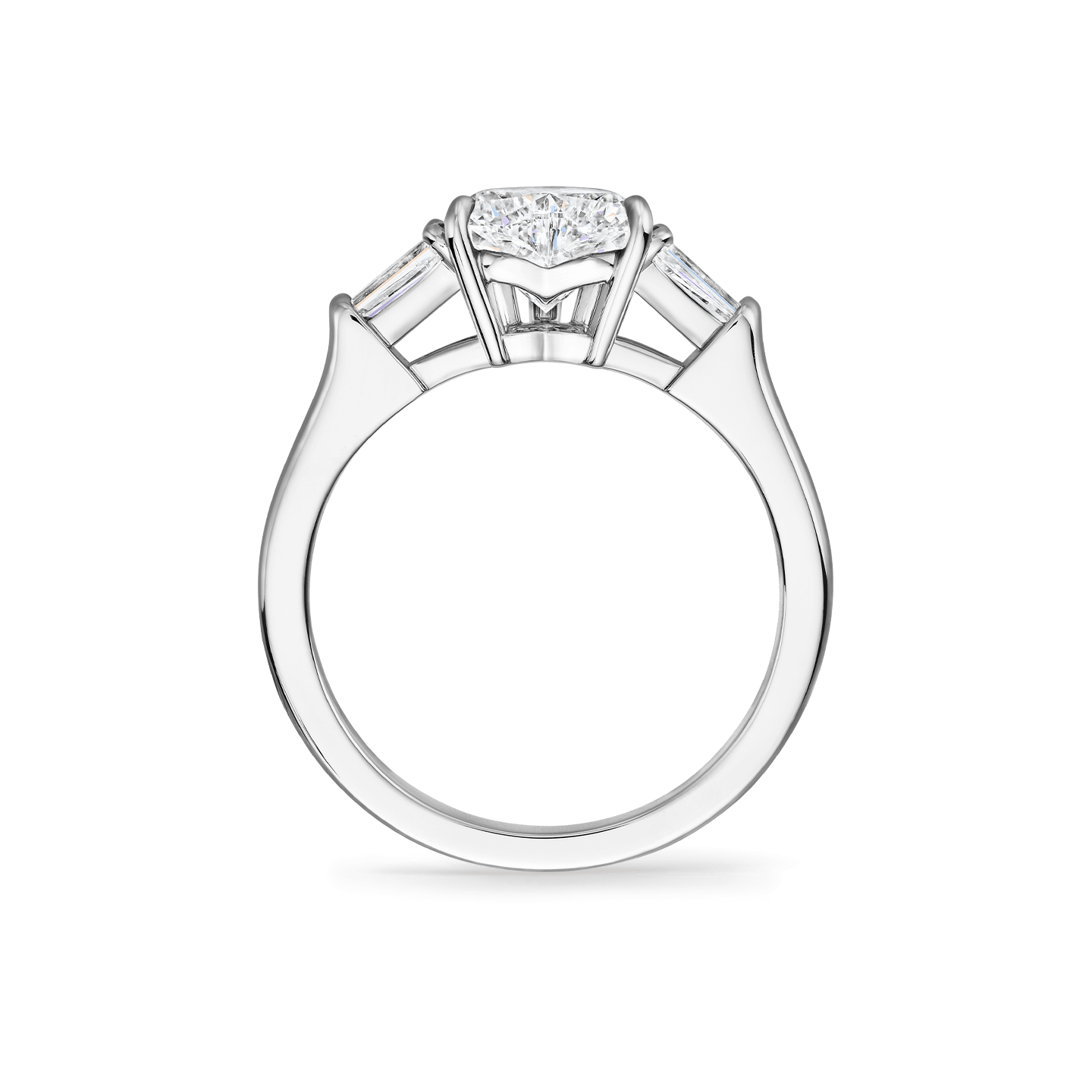 Vue latérale de la Bague de fiançailles Classic Winston en diamant taille coeur et diamant latéraux taille baguette