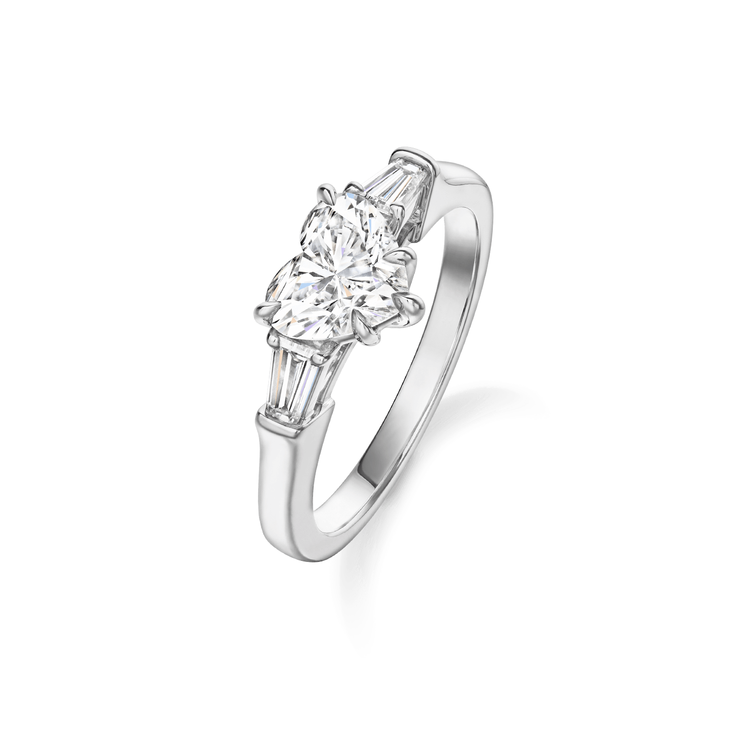 Vue en angle de la Bague de fiançailles Classic Winston en diamant taille coeur et diamant latéraux taille baguette