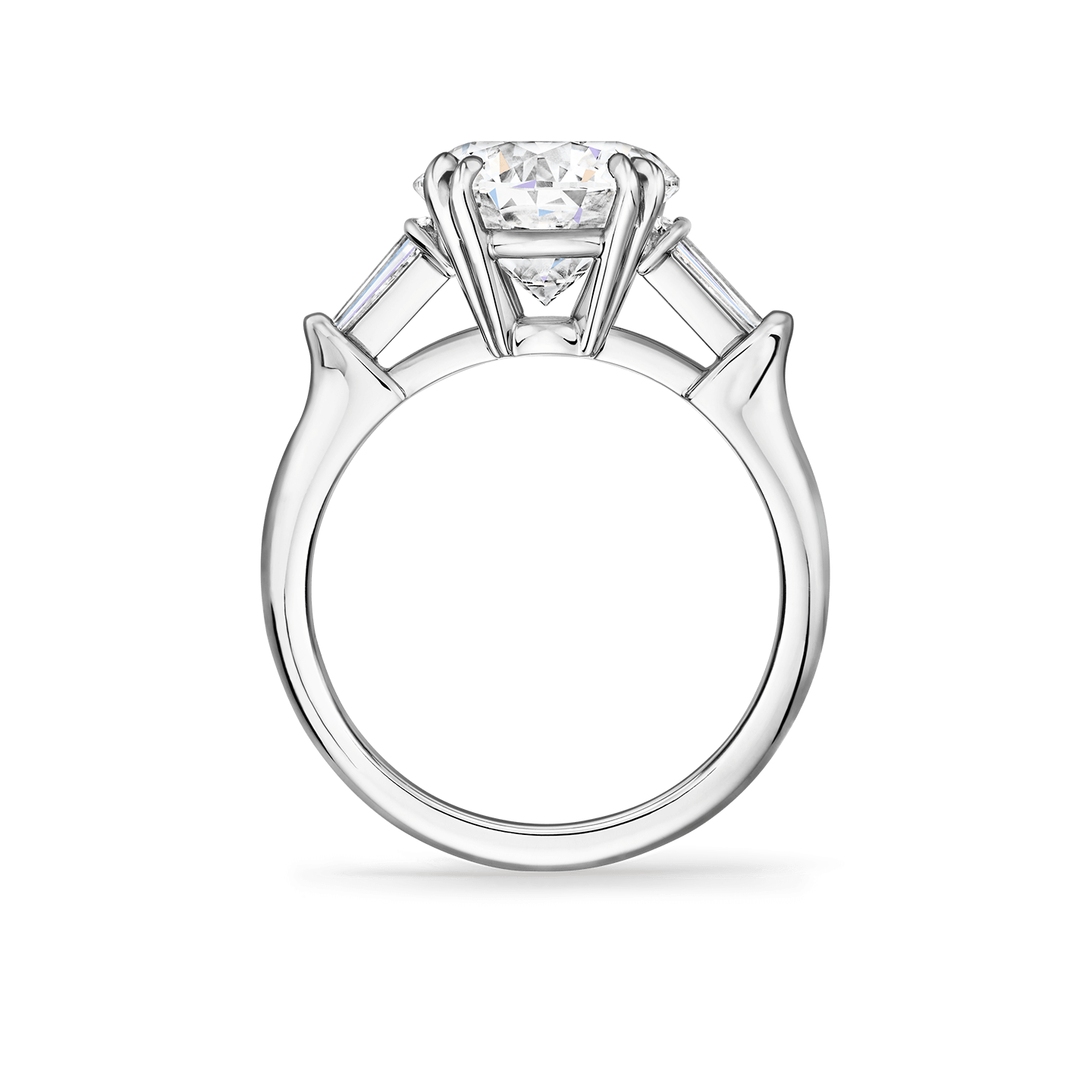 Vue latérale de la Bague de fiançailles Classic Winston diamant taille brillant et diamants latéraux taille baguette