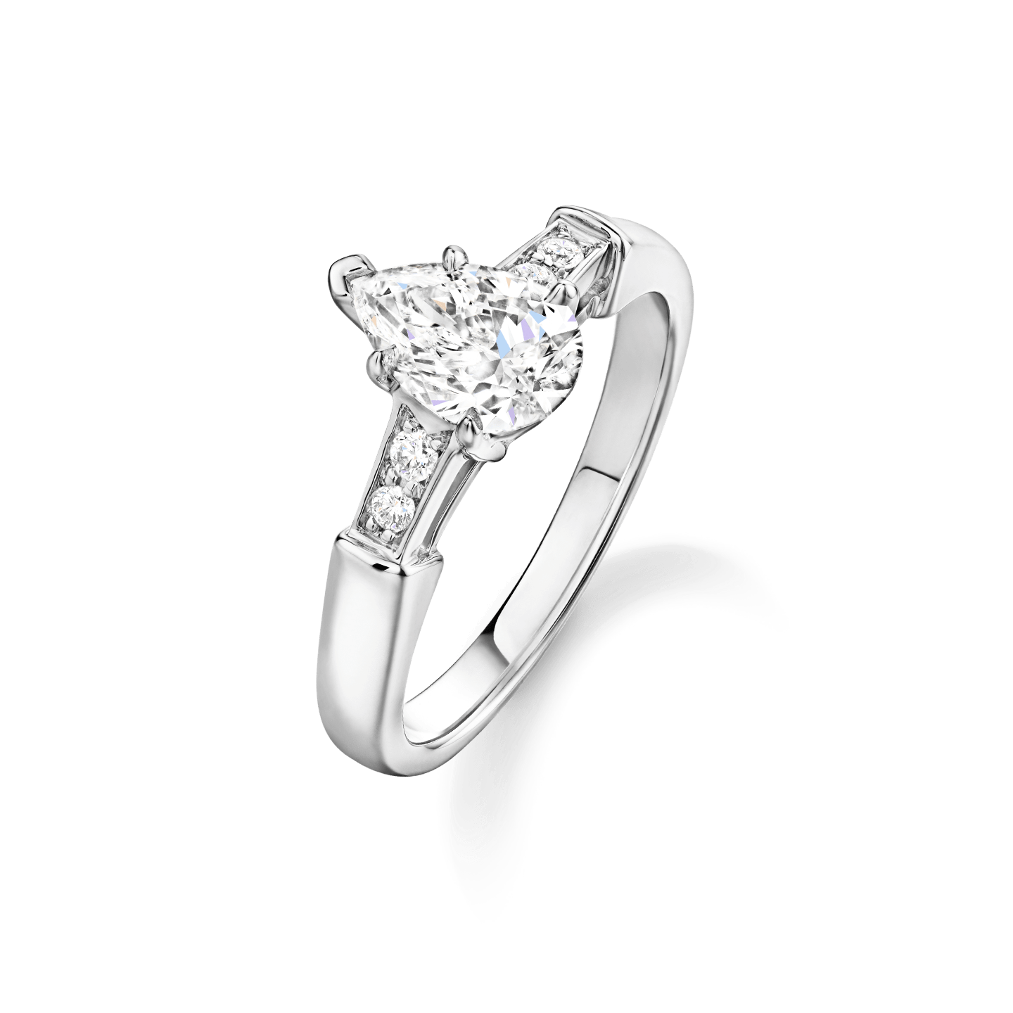 Vue en angle de la Bague de fiançailles Tryst diamant taille poire