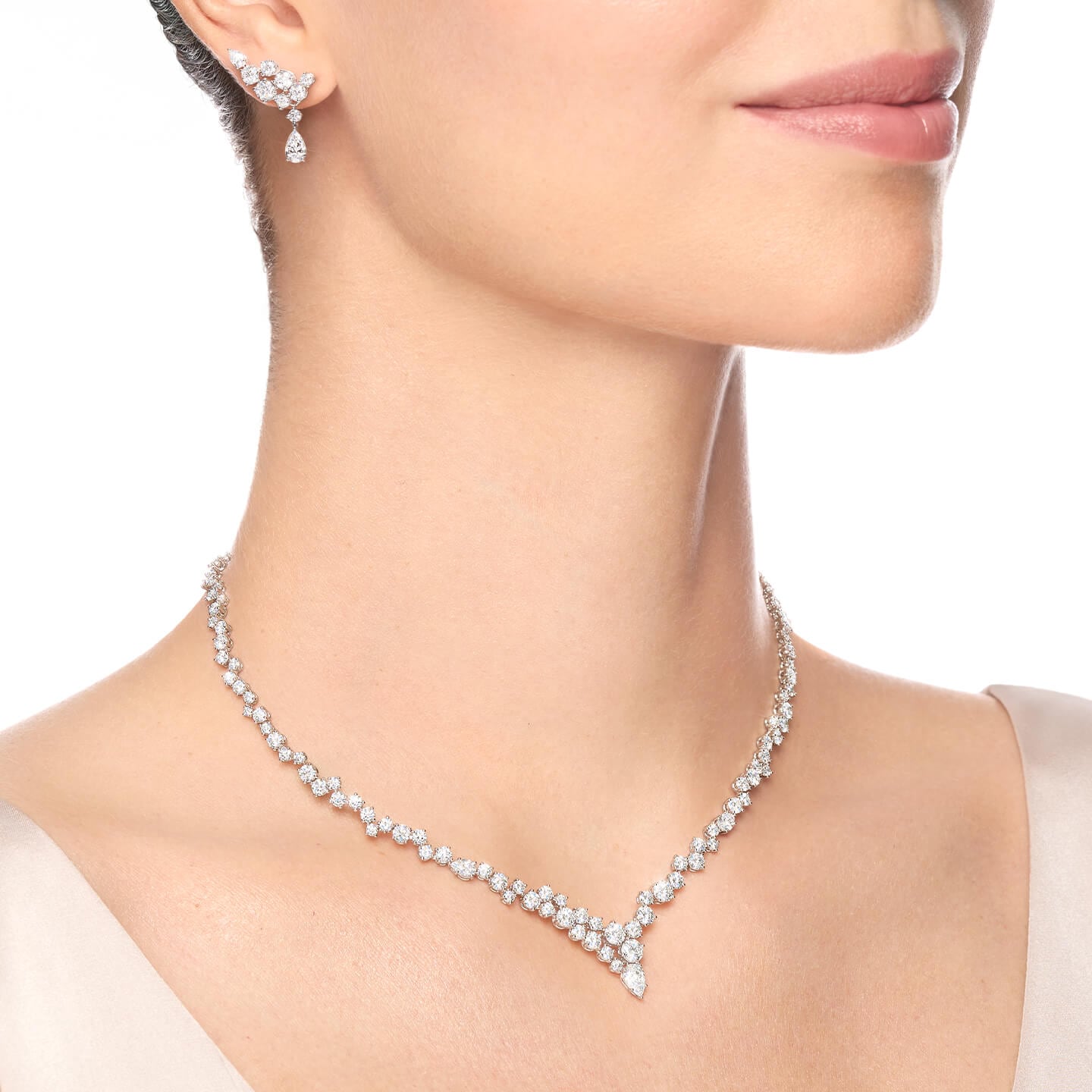 Collier Sparkling Cluster en diamant sur un modèle 