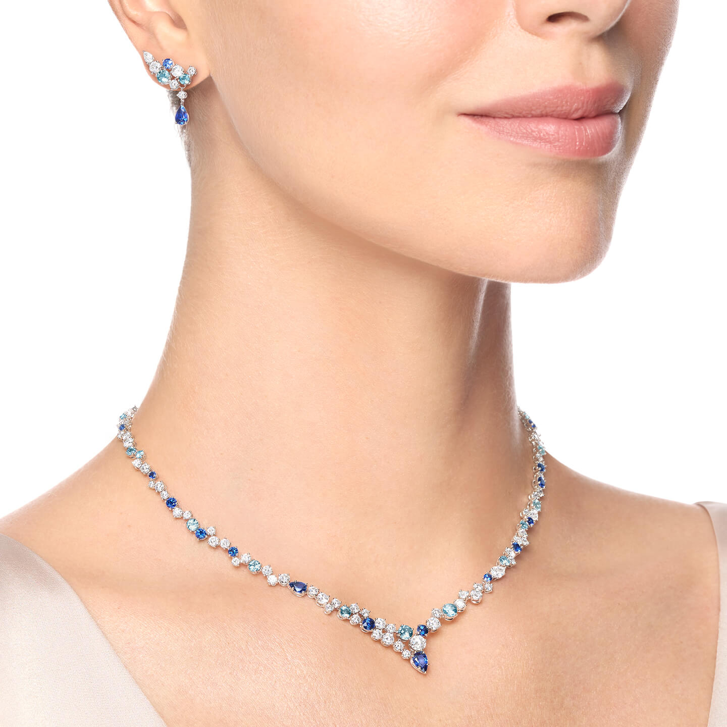 Collier Sparkling Cluster en saphir, aigue-marine et diamant sur un modèle 