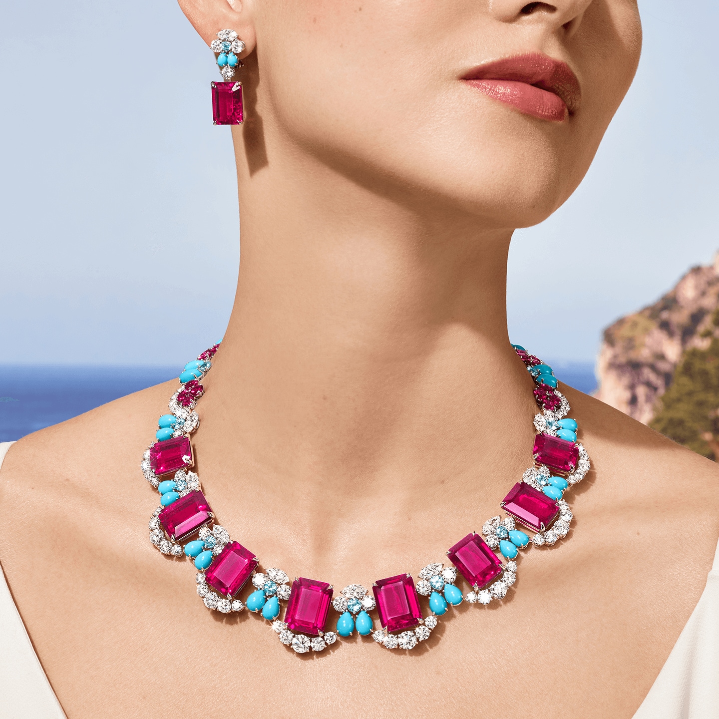 Une femme portant le collier Amalfi avec l'océan en arrière-plan