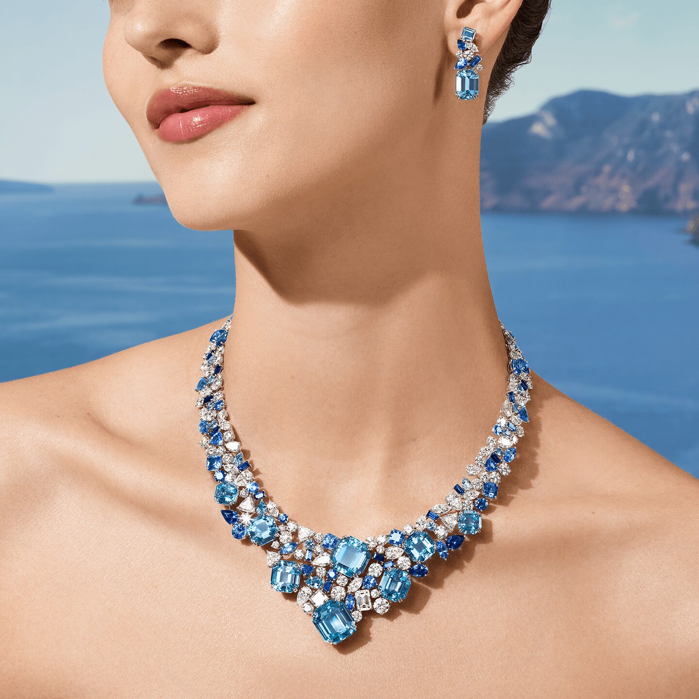 Femme portant le collier et les boucles d'oreilles Santorini