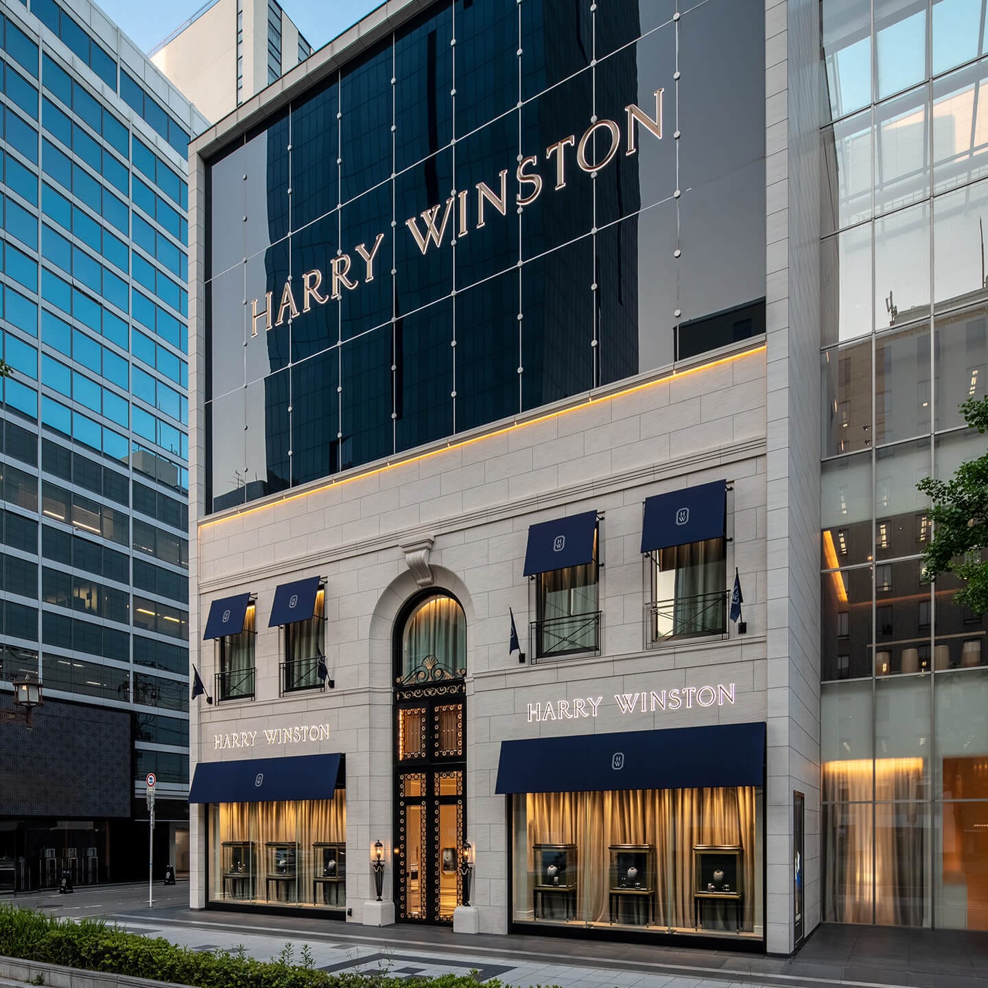Façade of the Harry Winston Shinsaibashi Salon