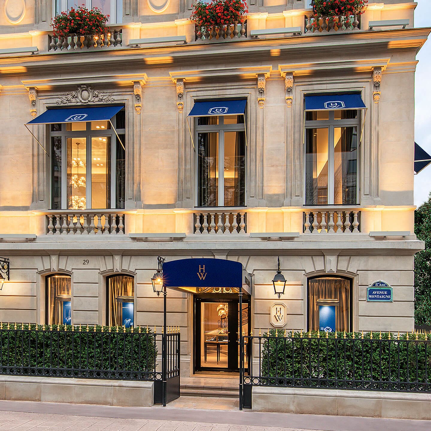 Façade of the Harry Winston Paris Avenue Montaigne Salon