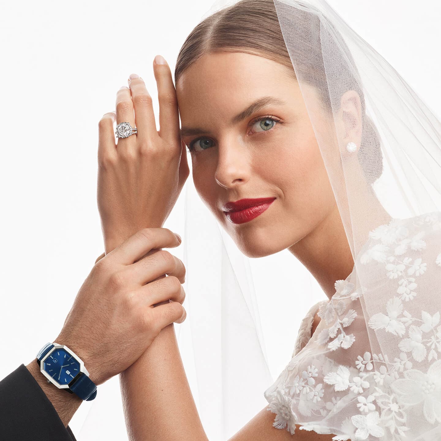 結婚式の日にハリー・ウィンストンのジュエリーを身につけた新婦と、ハリー・ウィンストンのタイムピースをつけた新郎