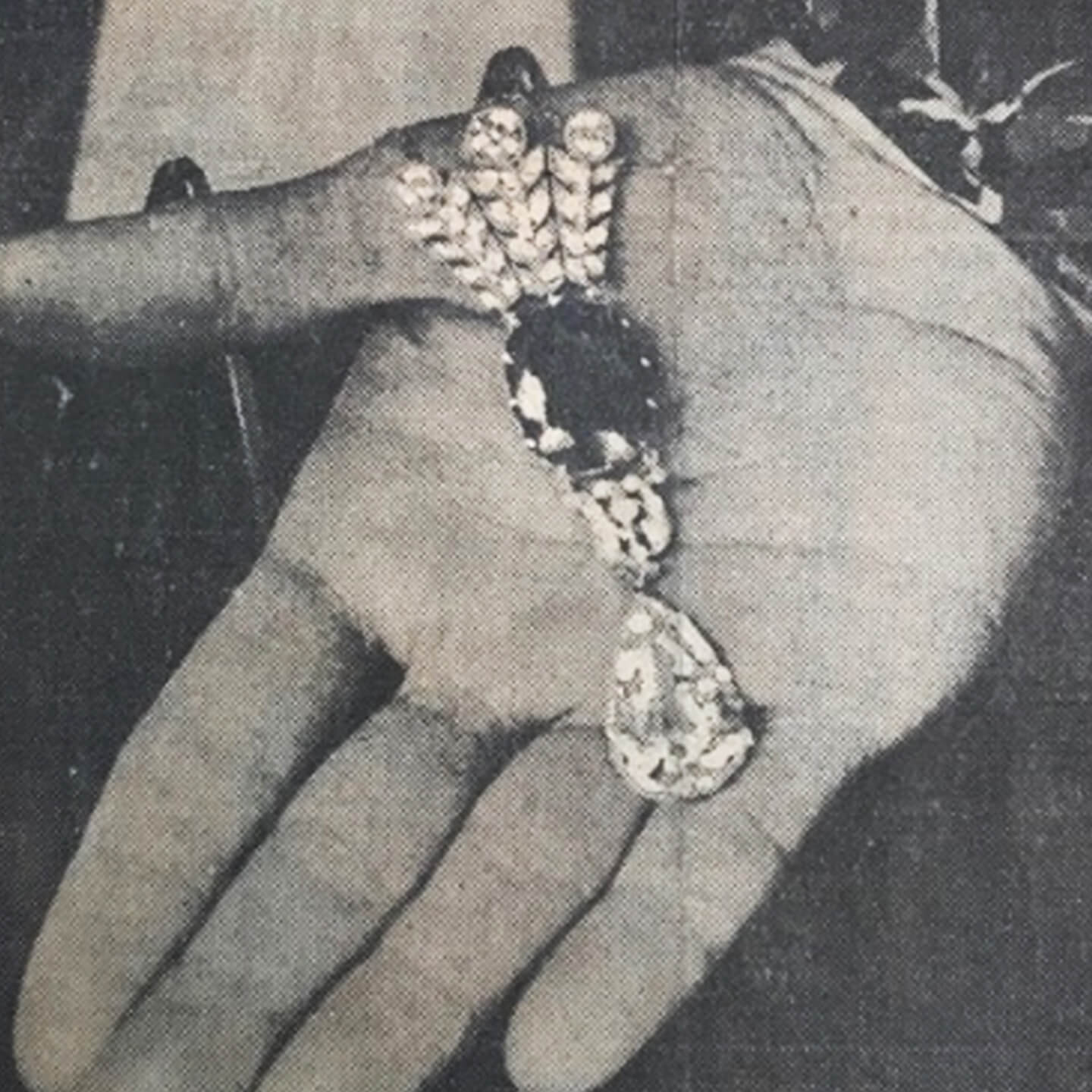エステート・ジュエリーのオークションで販売された美しいネックレスを記事にした、新聞の切り抜きのクローズアップ